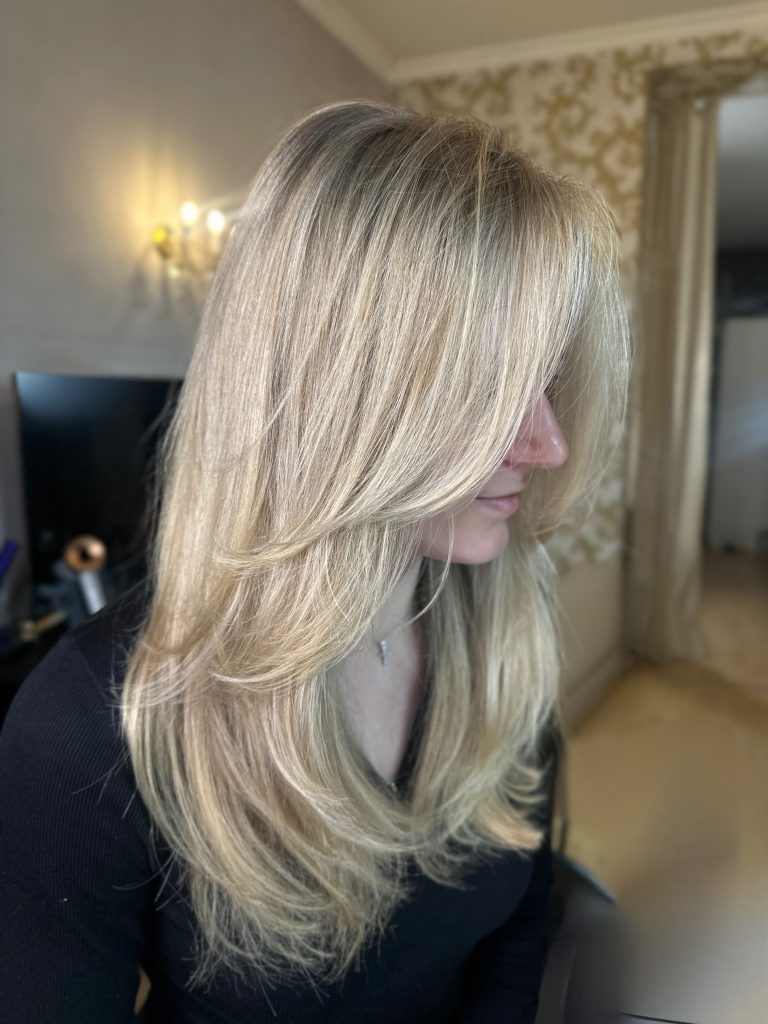 Airtouch Original Blond mit ca. 80 % Blondanteil, kontrollierte Farbarchitektur mit weichem Übergang und natürlicher Tiefe