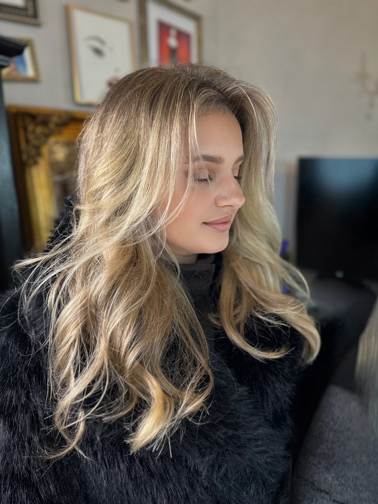 Airtouch original blond in Düsseldorf 40% Helligkeit 60% natürliche Tiefe, Faceframe 80/20, Ksenia Fertich