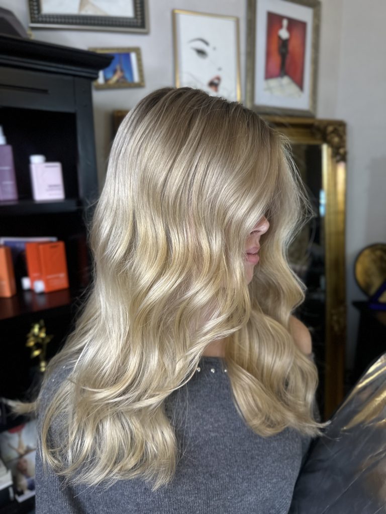 Airtouch Blond düsseldorfmit 80 Prozent Helligkeit und weichem Übergang, natürliche Basis bleibt erhalten